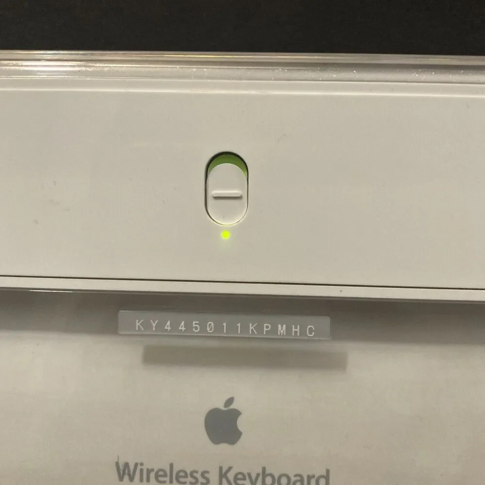 Apple Bluetooth Wireless White Keyboard Model A1016